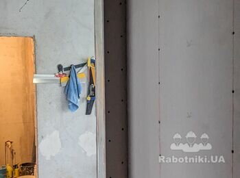 Підготовка стін під поклейку шпалер (шпаклівка) і поклейка шпалер
