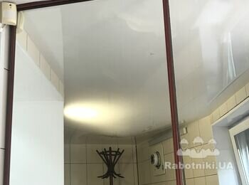 Спустити воду з натяжної стелі