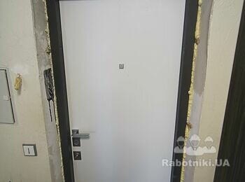 Відкос вхідної двері та шпаклювання стелі