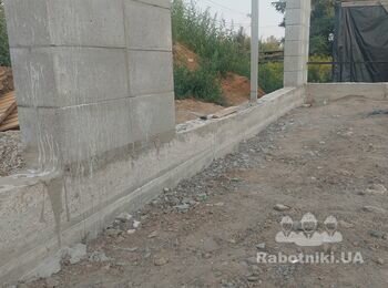 Штукатурка фундамента+ покраска стовпчиків