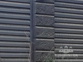 Улаштування паркану (переробка), оздоблювальні роботи в будинку.