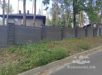 Улаштування паркану (переробка), оздоблювальні роботи в будинку.