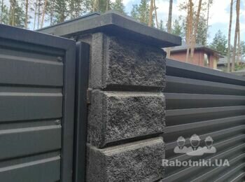 Улаштування паркану (переробка), оздоблювальні роботи в будинку.