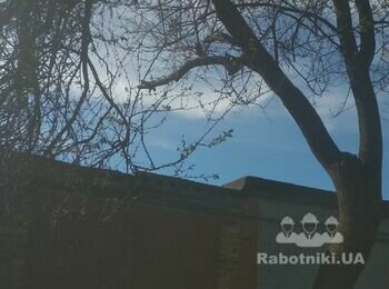 Покрівля даху гаража новим рубероїдом