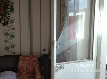 Розбито стекло в двери на балкон. Дверь деревянная.