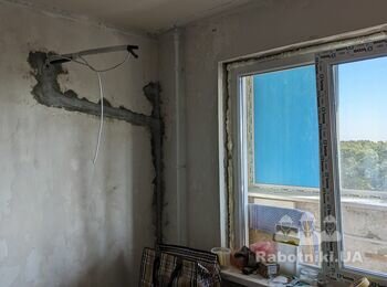 Малярка та шпалери в однокімнатній
