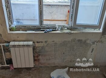 Малярка та шпалери в однокімнатній