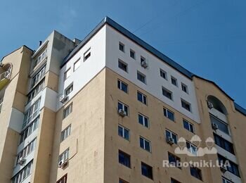 Влаштування захисної сітки на фасаді будинку (10 поверх).