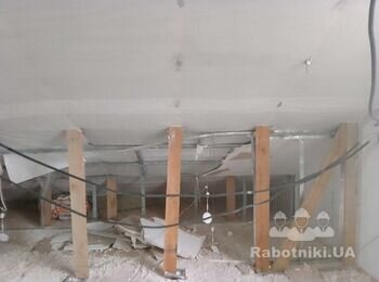 Перевірка стропільної системи даху будинку.Відновлення утеплення даху.