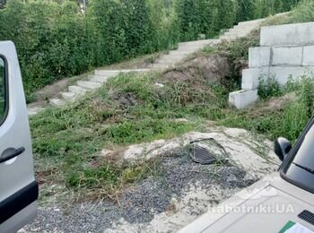 Шліфування бетонних сходів. Підсобні та земляні роботи