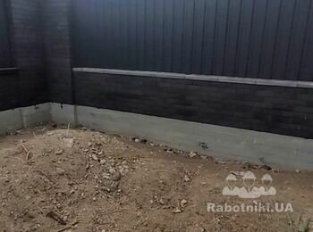 Укладка плитки на бетонные основание, установка столбов