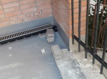 Улаштування бруківки і водовідливу