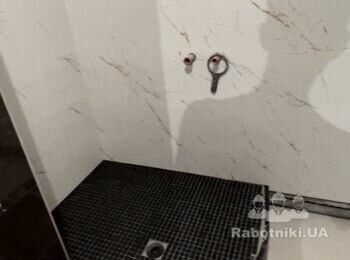 Затирання швів мозаїки на душовому піддоні епоксидною фугою