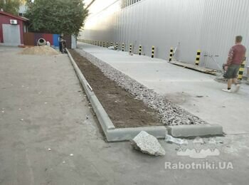 Укладка дорожного бордюра