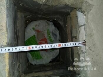 Укладка плитки в ванной + монтирование люка