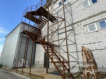 Завершить строительство лестницы и подъемника