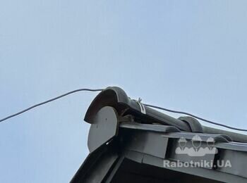 Подправить черепицу на коньке после урагана