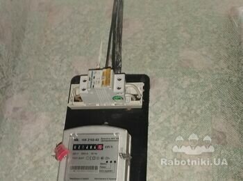 Отвір в стелі над електролічильником для підключення