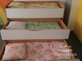 Перевесить детские шкафчики в другое место