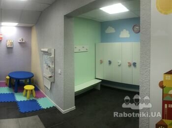 Перевесить детские шкафчики в другое место
