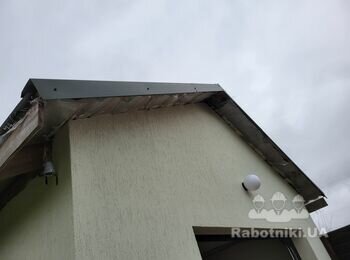 Підшивка софітом звисів даху гаражу