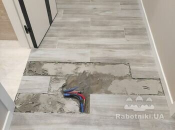 Укладка декількох плиток (3 штуки) на підлогу