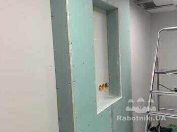 Маляр на шпаклівку та фарбування короба.