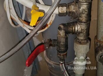 Течет труба к бочку унитаза и слабый напор