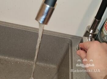 Течет труба к бочку унитаза и слабый напор