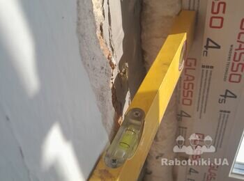 Укоси з гіпсокартону на 2 вікна і балконий блок а також вхідні двері.
