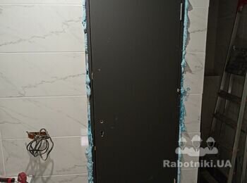 Укладання плитки в санузлах офісного центру