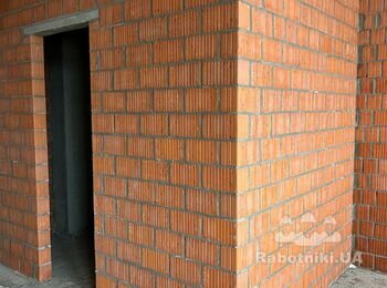 Бригада мулярів на цегляну кладку "під розшивку"