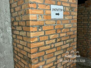 Бригада мулярів на цегляну кладку "під розшивку"